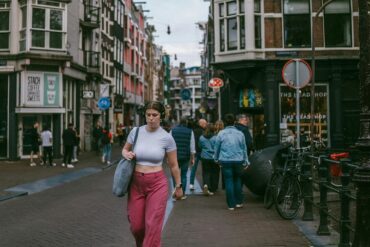 Ontdek de Voordelen van Verblijven in Hostels